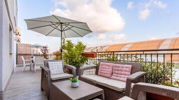 Deluxe vierpersoonskamer, terras, uitzicht op park | Een bureau, gratis wifi