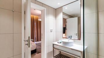 Deluxe kamer, 1 twee- of 2 eenpersoonsbedden, balkon, uitzicht op de stad | Badkamer | Zeep, shampoo, toiletpapier