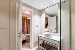 Habitación Deluxe con 1 cama doble o 2 individuales, balcón, vistas a la ciudad | Baño | Jabón, champú y papel higiénico