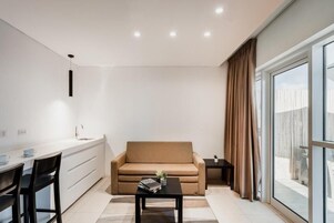 Family Quadruple Room, City View | Desk, free WiFi