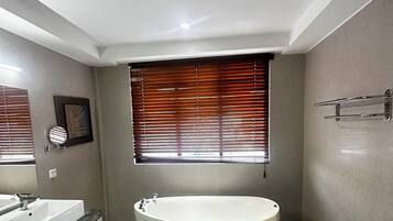 Superior Suite, Balcony, Pool View | Bathroom