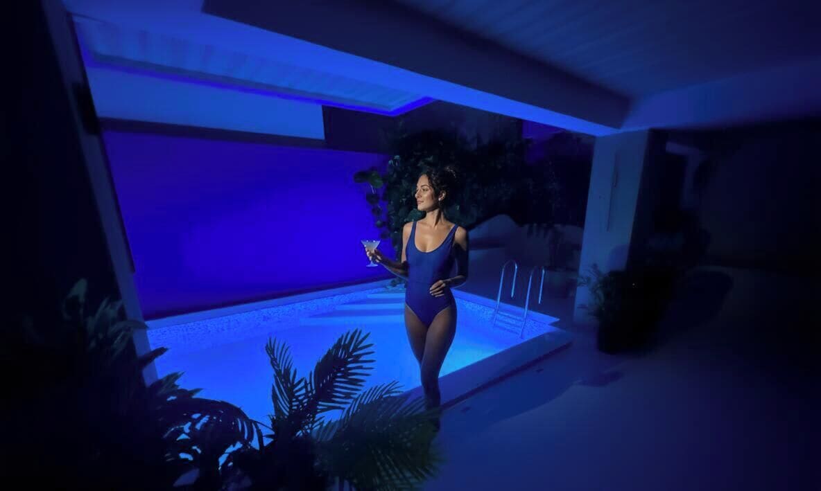 Swim-up bar