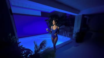 Swim-up bar