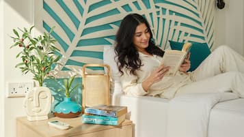 Deluxe tweepersoonskamer, balkon, uitzicht op zwembad | Een kluis op de kamer, verduisterende gordijnen