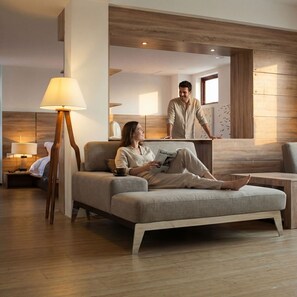 Superior-Suite, Balkon, Poolblick | Zimmersafe, Verdunkelungsvorhänge, Bügeleisen/Bügelbrett