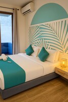 Habitación Deluxe doble, balcón, vistas a la piscina | Caja fuerte, cortinas opacas, tabla de planchar con plancha