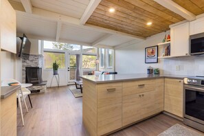 Microondas, lavavajillas, cafetera y tetera y utensilios de cocina