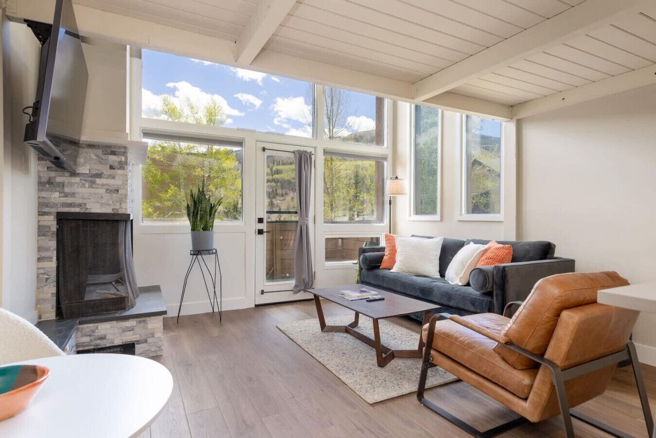 Een televisie en een open haard