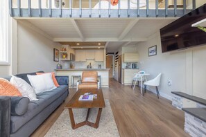 Televisión y chimenea