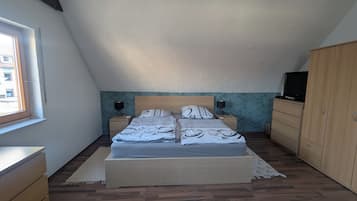 Travel cot, free WiFi, bed sheets