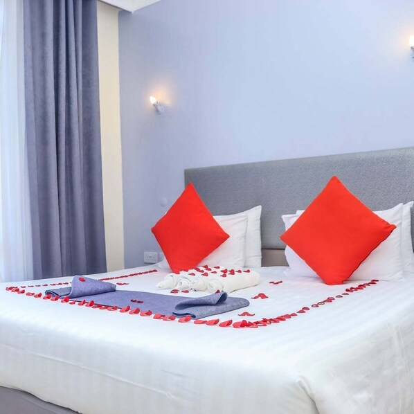 Habitación doble Deluxe, vista a la montaña | Cortinas blackout, insonorización y tabla de planchar con plancha 