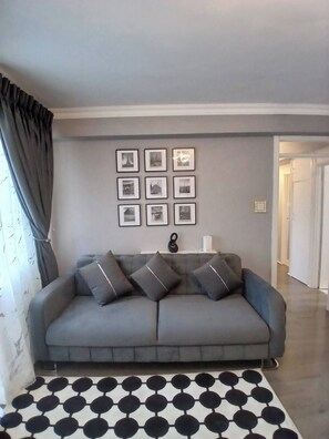 Apartment, 2 Bedrooms, Accessible, Balcony | Living room
