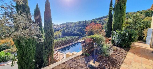 Tranquil 4-bedroom villa in Bargemon with aircon