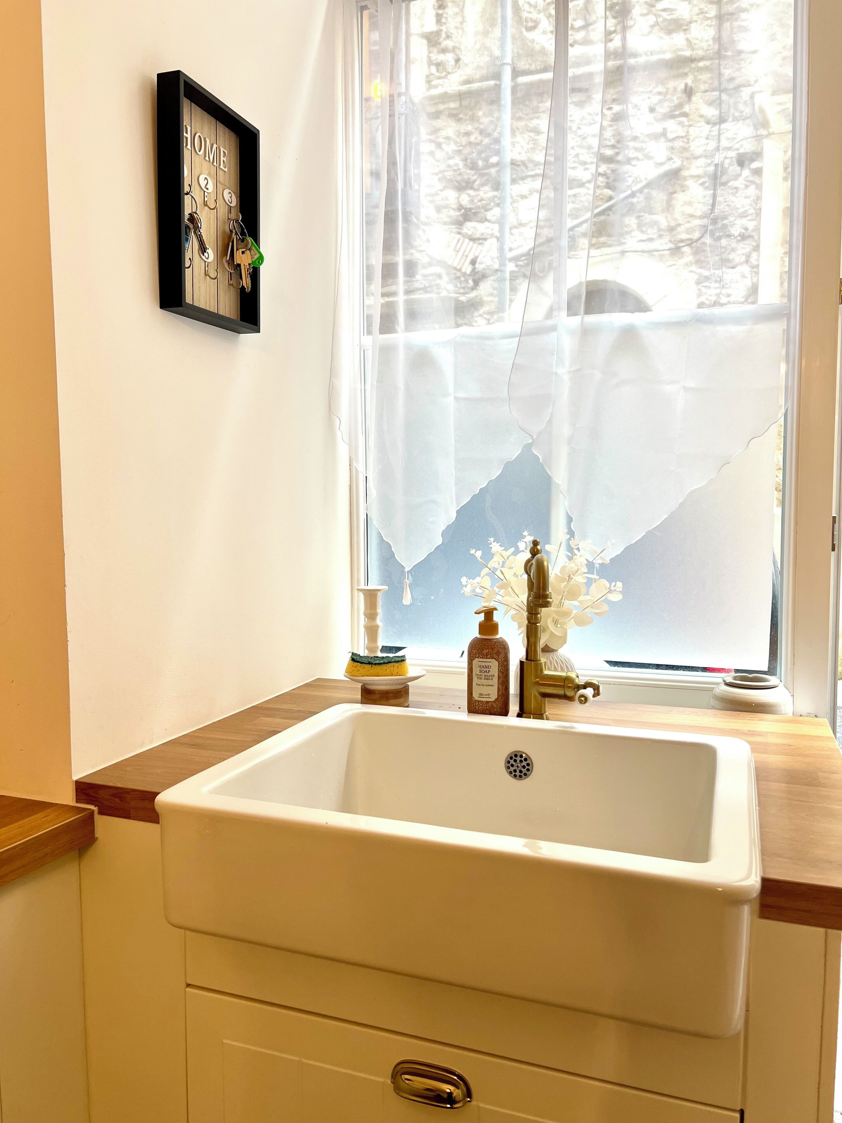 Een douche, een bubbelbad, een haardroger, handdoeken