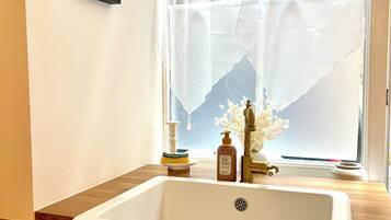 Een douche, een bubbelbad, een haardroger, handdoeken