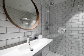 Secador de cabelo, toalhas de banho