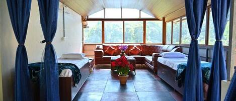 4 slaapkamers, een strijkplank/strijkijzer, gratis wifi, beddengoed