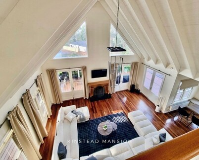 Kinstead Mansion - Modern escape for up to 21 guests 1 hour away from Melbourne!