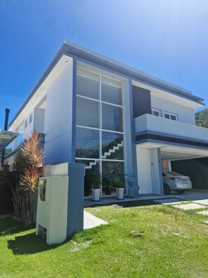 Exterior - Beach house with pool and gourmet area. (Florianópolis)