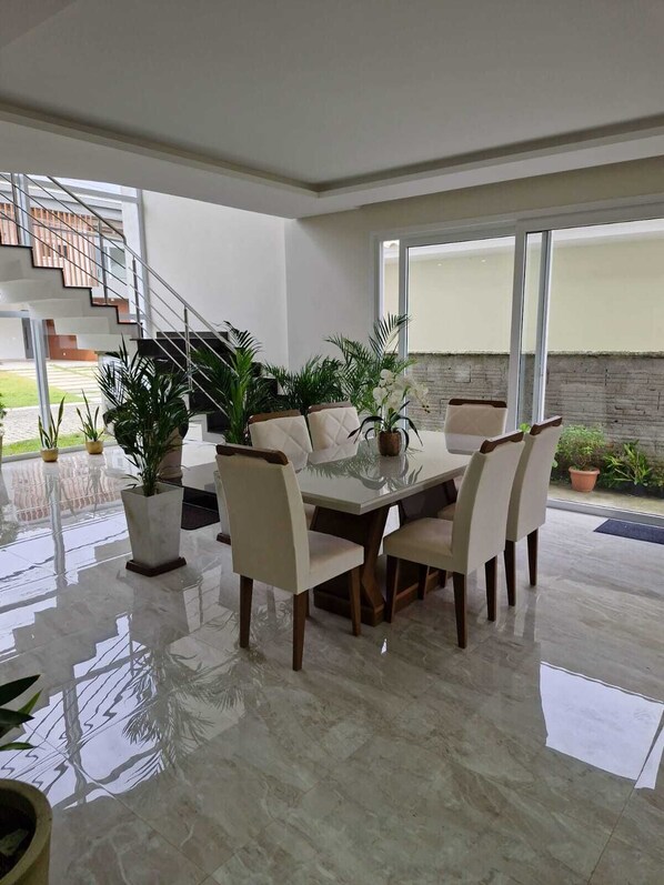 Dining - House with heated pool. Near the beach Several beaches nearby (Florianópolis)