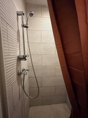 Douche, sèche-cheveux, serviettes fournies, savon