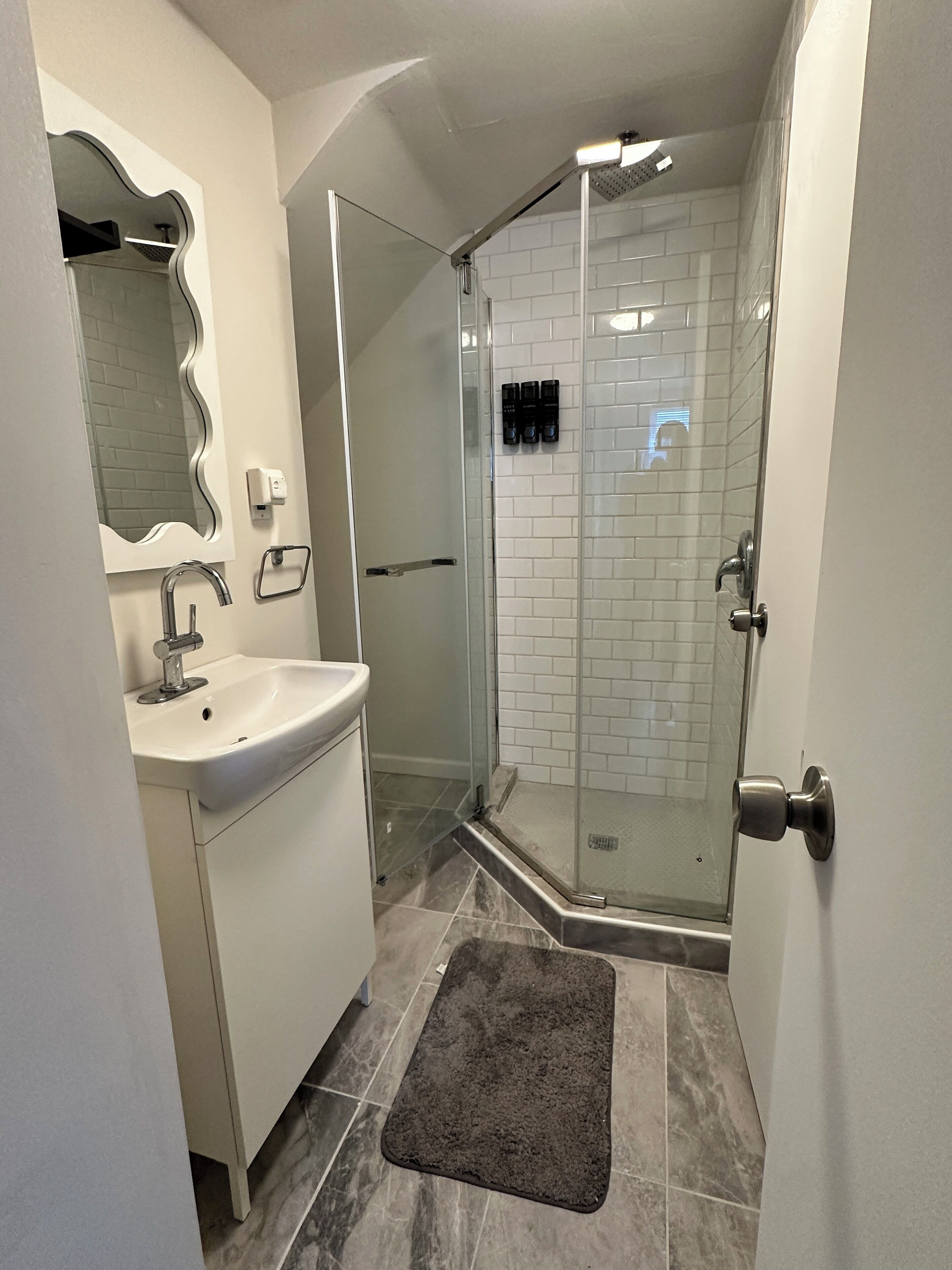 Douche, serviettes fournies, savon, papier toilette