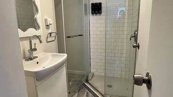 Douche, serviettes fournies, savon, papier toilette