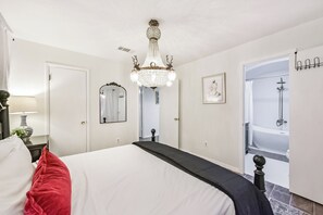 3 bedrooms, desk, iron/ironing board, free WiFi