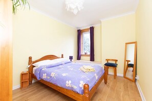 1 habitación, tabla de planchar con plancha, wifi gratis y ropa de cama 