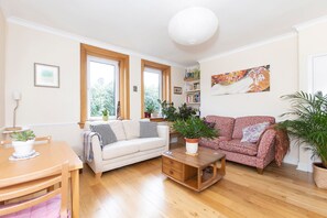 Smart TV, books - Bright, cosy flat in the heart of Leith (Edinburgh)