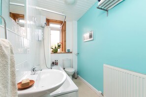 Hair dryer, towels, soap, shampoo - Bright, cosy flat in the heart of Leith (Edinburgh)