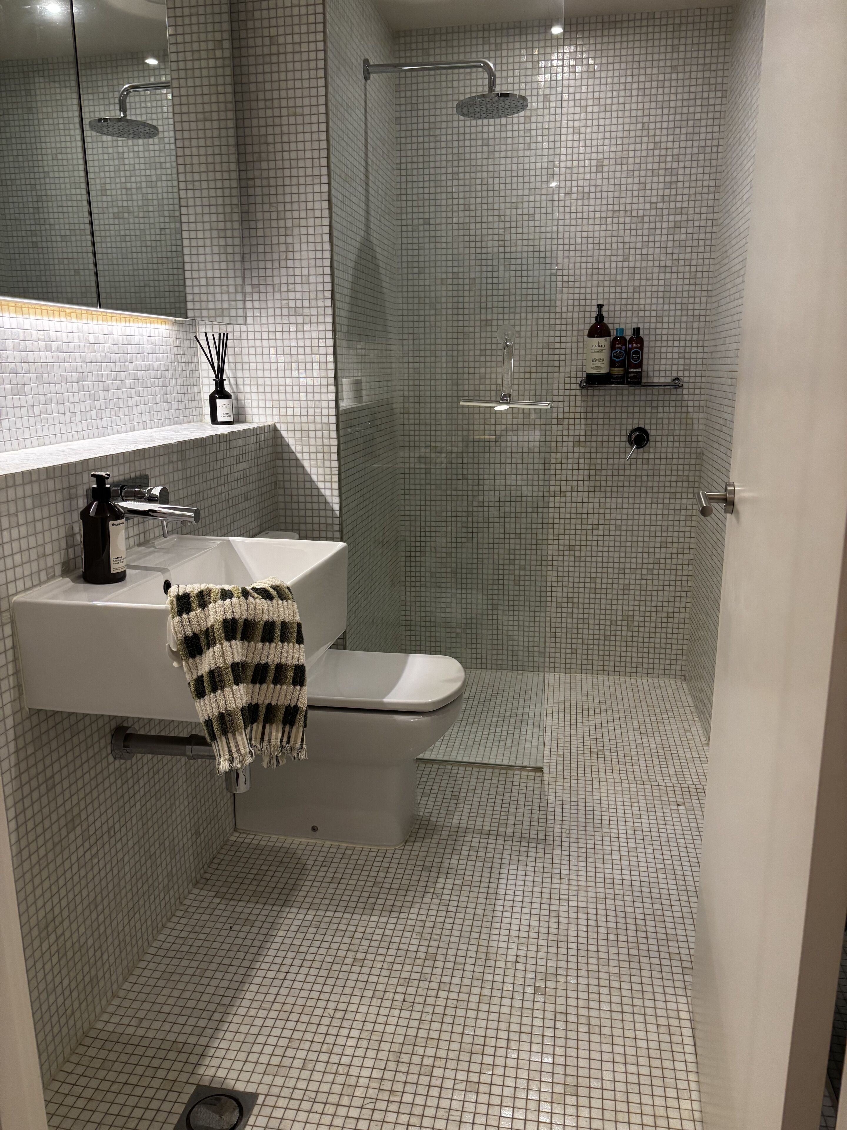 Douche, sèche-cheveux, serviettes fournies, savon