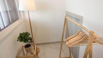 Habitación doble Deluxe, balcón, vista parcial al océano | Wifi gratis