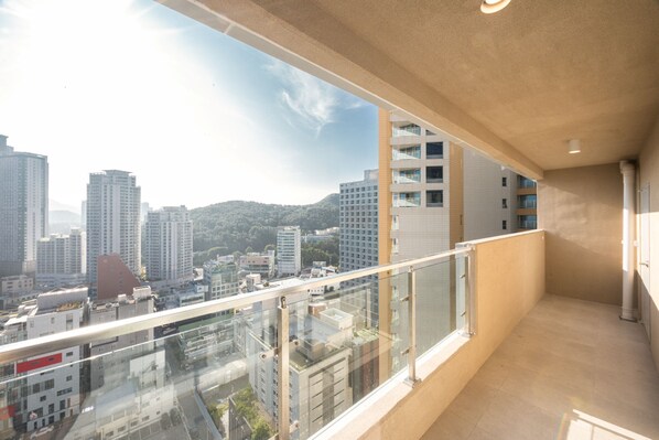 Habitación doble Deluxe, balcón, vista parcial al océano | Wifi gratis 