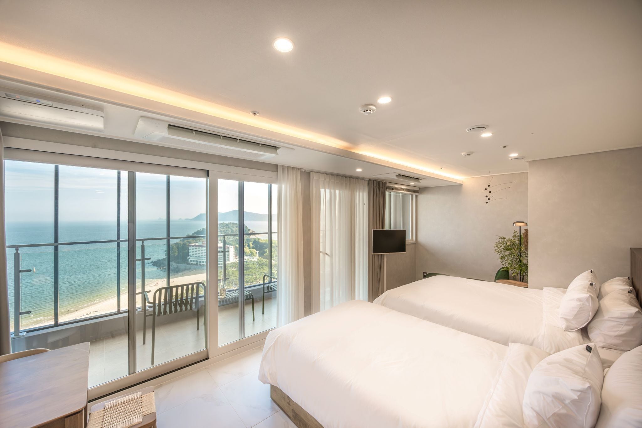 Premium-Zweibettzimmer, Balkon, eingeschränkter Meerblick | Kostenloses WLAN