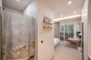 Standard-Zweibettzimmer, Balkon, eingeschränkter Meerblick | Kostenloses WLAN