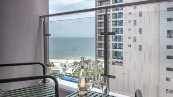 Habitación estándar con 2 camas individuales, balcón, vista parcial al mar | Wifi gratis