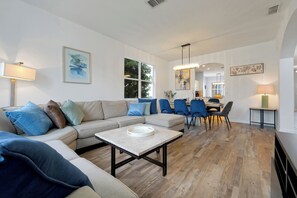 Living area - Stunning, newly renovated 5BR Pool Home with Golf Views near Disney (Davenport)