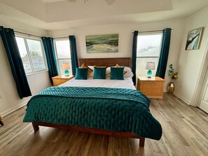 5 bedrooms, iron/ironing board, WiFi, bed sheets - Stunning, newly renovated 5BR Pool Home with Golf Views near Disney (Davenport)