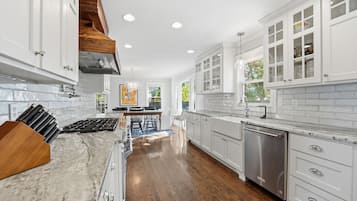 Microonde, forno, piano cottura, lavastoviglie