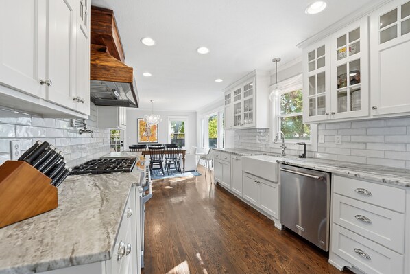 Microonde, forno, piano cottura, lavastoviglie