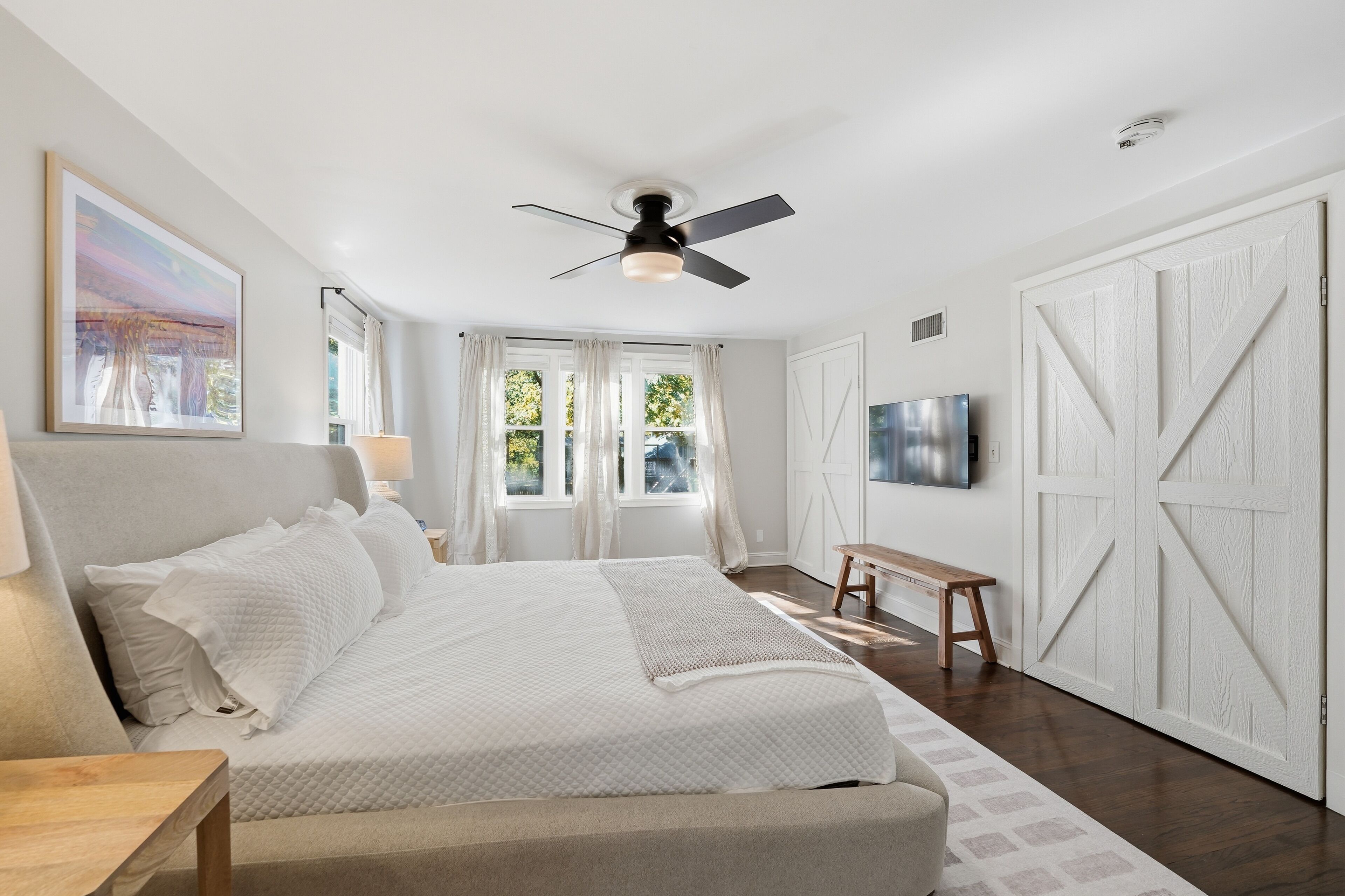 4 chambres, bureau, fer et planche à repasser, lit de bébé portatif