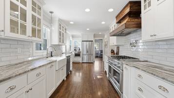 Microonde, forno, piano cottura, lavastoviglie