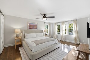 4 habitaciones, escritorio y tabla de planchar con plancha 