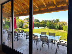 Outdoor dining - Villa Roucas - quiet location with pool and billiards table (L'Isle-sur-la-Sorgue)