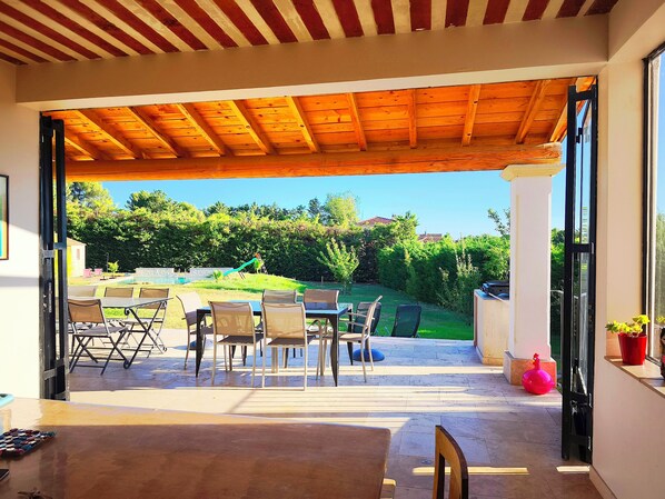 Outdoor dining - Villa Roucas - quiet location with pool and billiards table (L'Isle-sur-la-Sorgue)