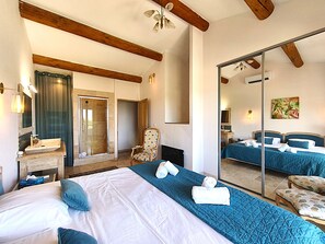 5 bedrooms, internet, bed sheets - Villa Roucas - quiet location with pool and billiards table (L'Isle-sur-la-Sorgue)