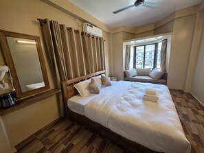 In-room safe, laptop workspace, soundproofing, free WiFi - Hotel Anaya (Pokhara)