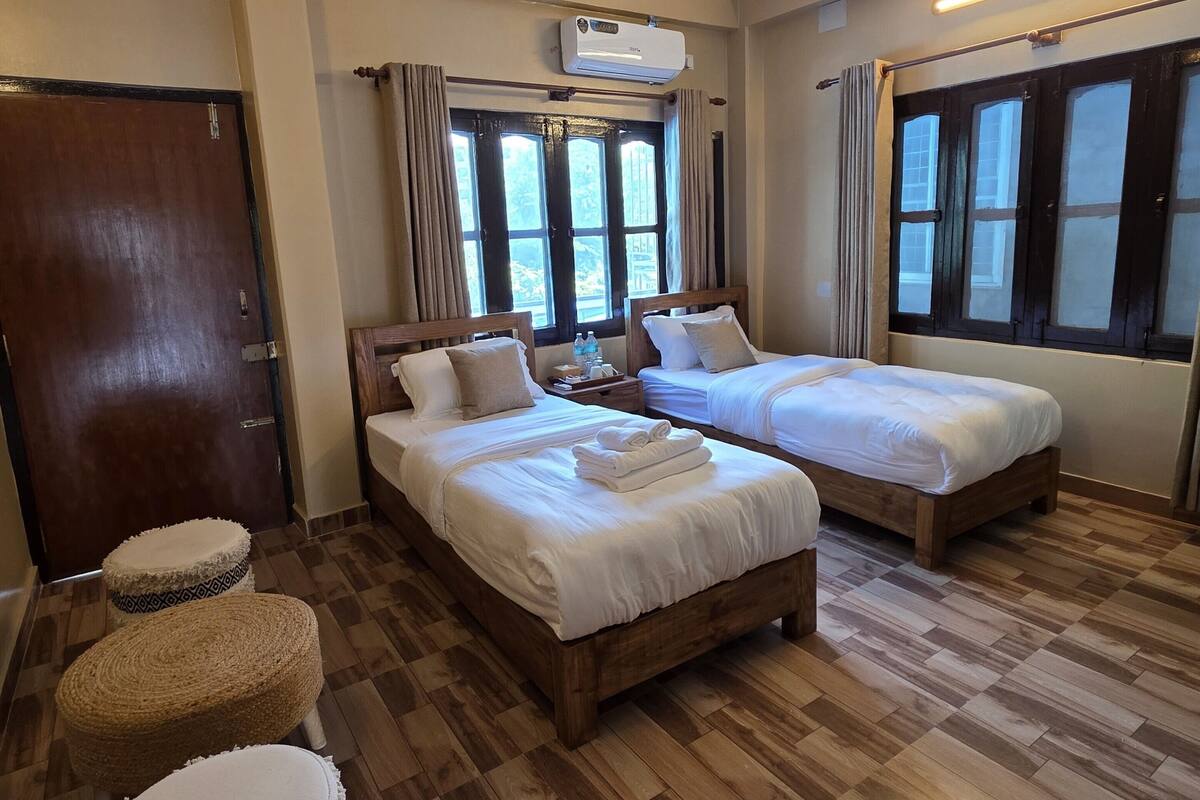 华丽双床房, 2 张单人床, 阳台, 山景 | 客房内保险箱、笔记本电脑工作区、隔音、免费 WiFi