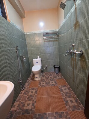 Appartement Luxe, vue colline | Salle de bain | Douche, sèche-cheveux, chaussons, serviettes fournies